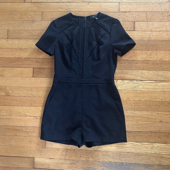 BCBGMaxAzria Maree Romper Womens Size 4 Black Short Sleeve Cutout Pockets - Picture 3 of 9